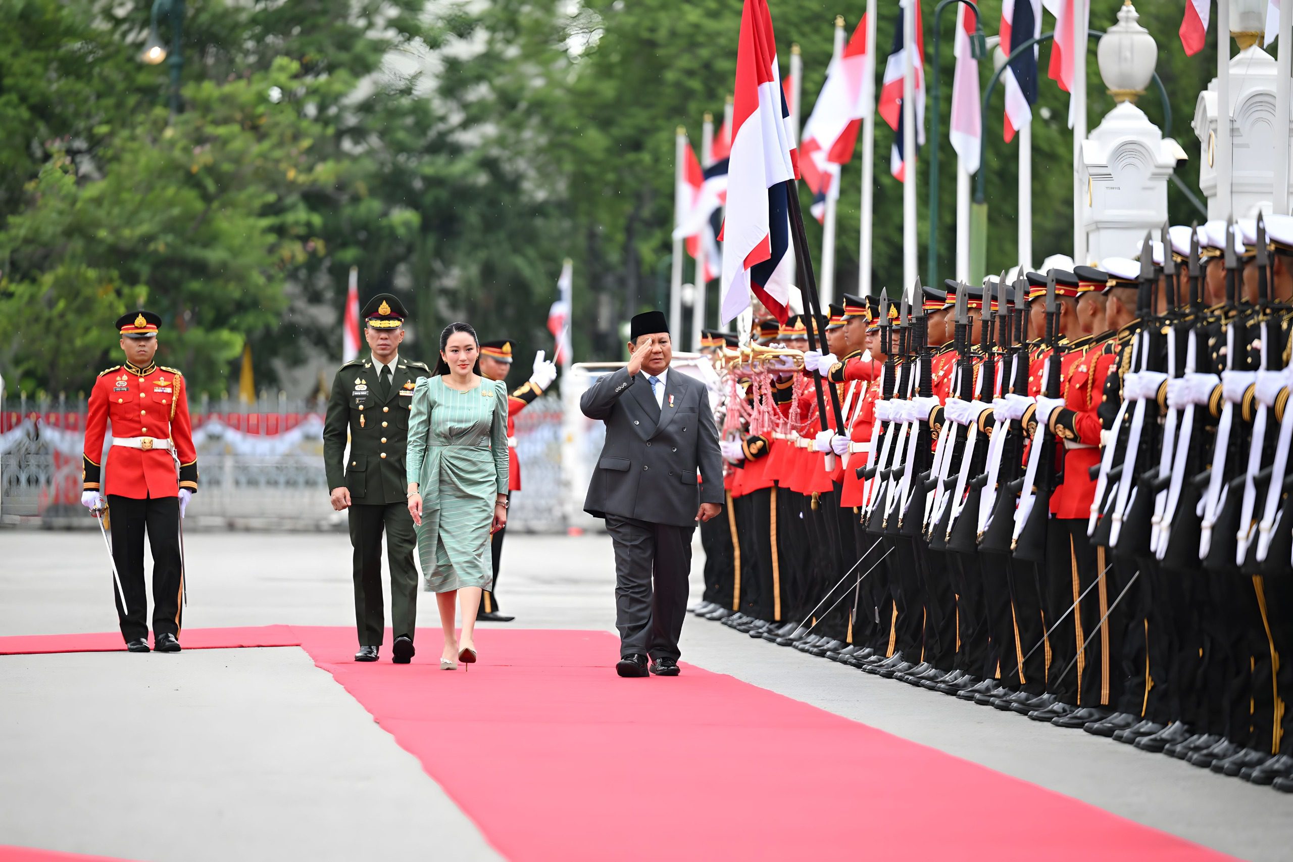 Momen Prabowo Disambut Hangat PM Thailand di Bangkok dengan Jajar Kehormatan