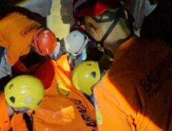 Rumah Tua Milik Warga di Pedamaran Semarang Roboh, Tim SAR Gabungan Lakukan Evakuasi Korban Tertimpa Reruntuhan