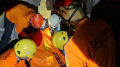 Rumah Tua Milik Warga di Pedamaran Semarang Roboh, Tim SAR Gabungan Lakukan Evakuasi Korban Tertimpa Reruntuhan