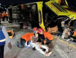 Sebuah Bus Dengan Kecepatan Tinggi Oleng dan Diduga Hilang Kendali di Ruas Simpang Susun Exit Tol Krapyak Semarang, 15 Orang Meninggal Dunia