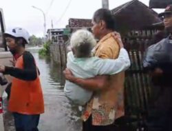 Tim Sukarelawan USM Bantu Evakuasi Warga Desa Gulang Kudus yang Terdampak Banjir