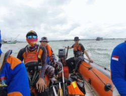 Perahu Nelayan Diterjang Ombak Tinggi di Perairan Banyutowo Pati, Tim SAR Gabungan Lakukan Pencarian Dua Orang Tenggelam