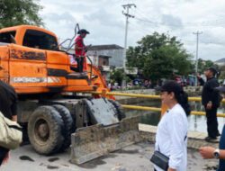 Antisipasi Resiko Banjir, Warga Kerja Bhakti Bersih-Bersih Kali Banger