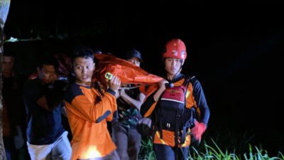 Petani Jepara Hanyut di Sungai Jlegong, Tim SAR Evakuasi Korban dalam Kondisi MD