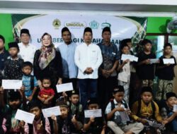 Bakti Sosial Ramadan, Rektor USM Berikan Santunan untuk Yatim dan Dhuafa di Sayung Demak