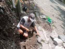 Tim PkM USM Bantu Warga Pedurungan Lor Atasi Genangan Lewat Perbaikan Drainase