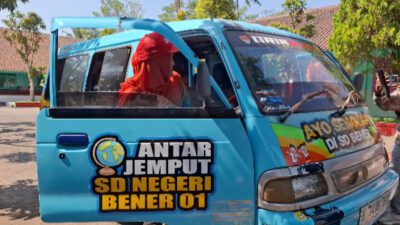 Tak Sekadar Mengajar, Guru SD Negeri Bener 01 Kabupaten Semarang Ini Rela Jadi Sopir Antar Murid Setiap Hari