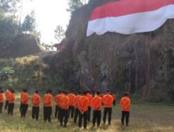 Merah Putih Berkibar di Tebing Djaro, 20 Rescuer SAR Semarang Tunjukkan Semangat Kemerdekaan