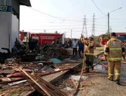 Lima Unit Damkar Jinakkan Kobaran Api di Gudang Bank Sampah Kemijen Bahagia Semarang