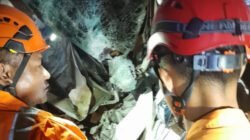 SAR Evakuasi Dua Penumpang Hiace yang Terjepit Usai Kecelakaan di Tol Pemalang