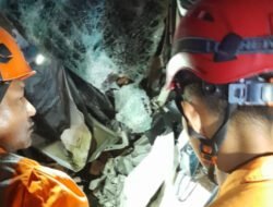 SAR Evakuasi Dua Penumpang Hiace yang Terjepit Usai Kecelakaan di Tol Pemalang