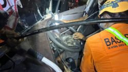 Mencekam! Sopir Dump Truk Terjepit Usai Tabrak Pohon di Banyumanik, Tim SAR Turun Tangan