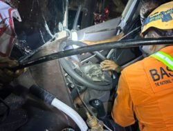 Mencekam! Sopir Dump Truk Terjepit Usai Tabrak Pohon di Banyumanik, Tim SAR Turun Tangan