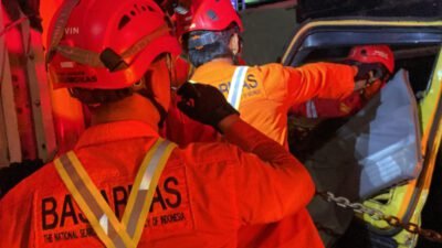 Tim SAR Evakuasi Sopir Truk yang Terjepit Usai Tabrakan di Secang Magelang