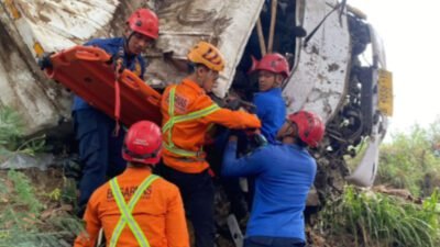 Sopir Truk Terjepit Usai Tabrak Pohon di Magelang, Tim SAR Bergerak Cepat